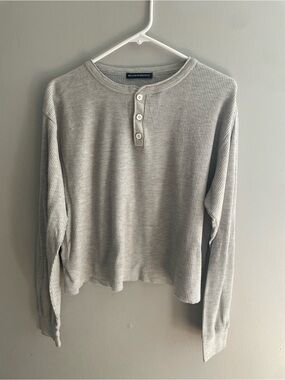 Brandy Melville Waffle Knit Henley Top | Gray | Small